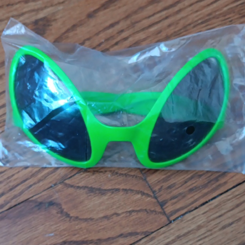 Green Alien Sunglasses and AirPods Case Set - Picture 5 of 5